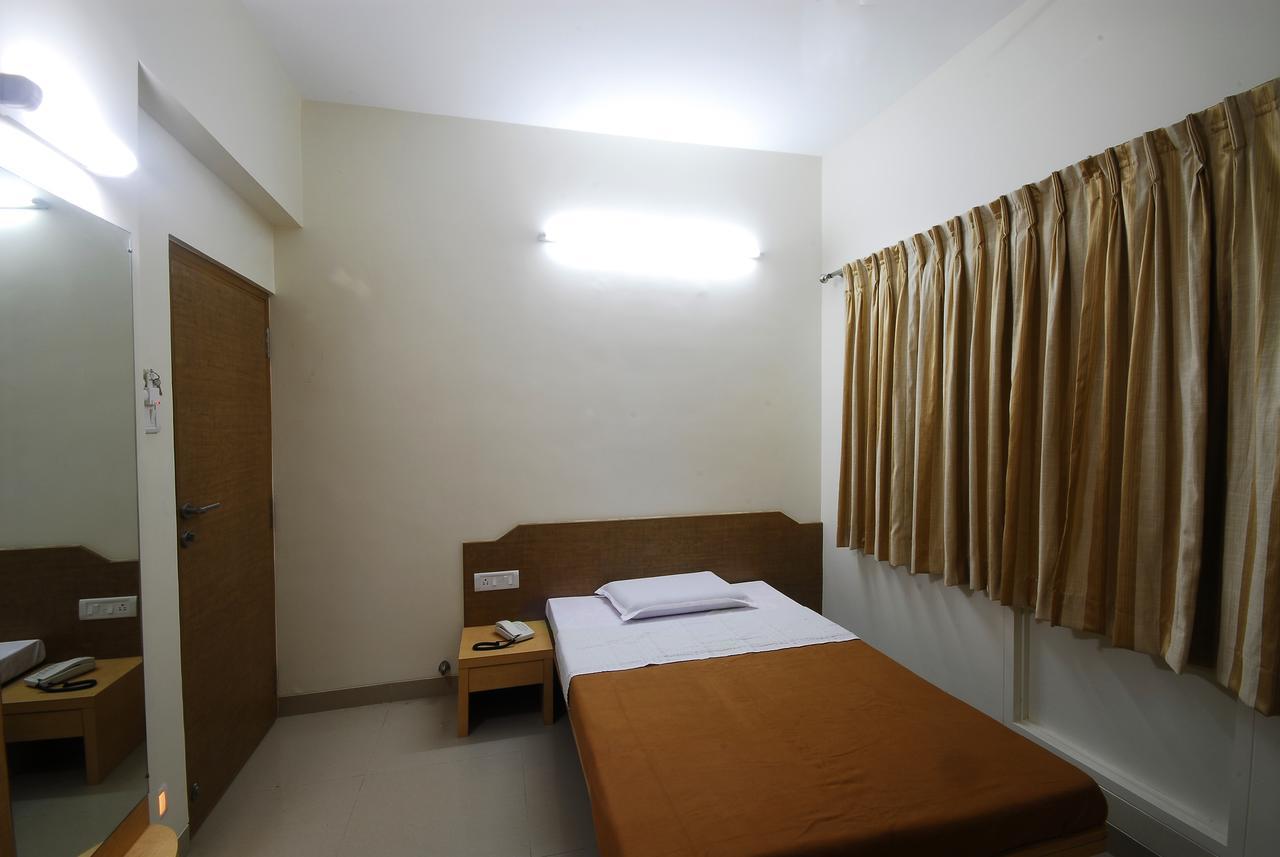 Hotel New Holiday Plaza Nashik Room photo