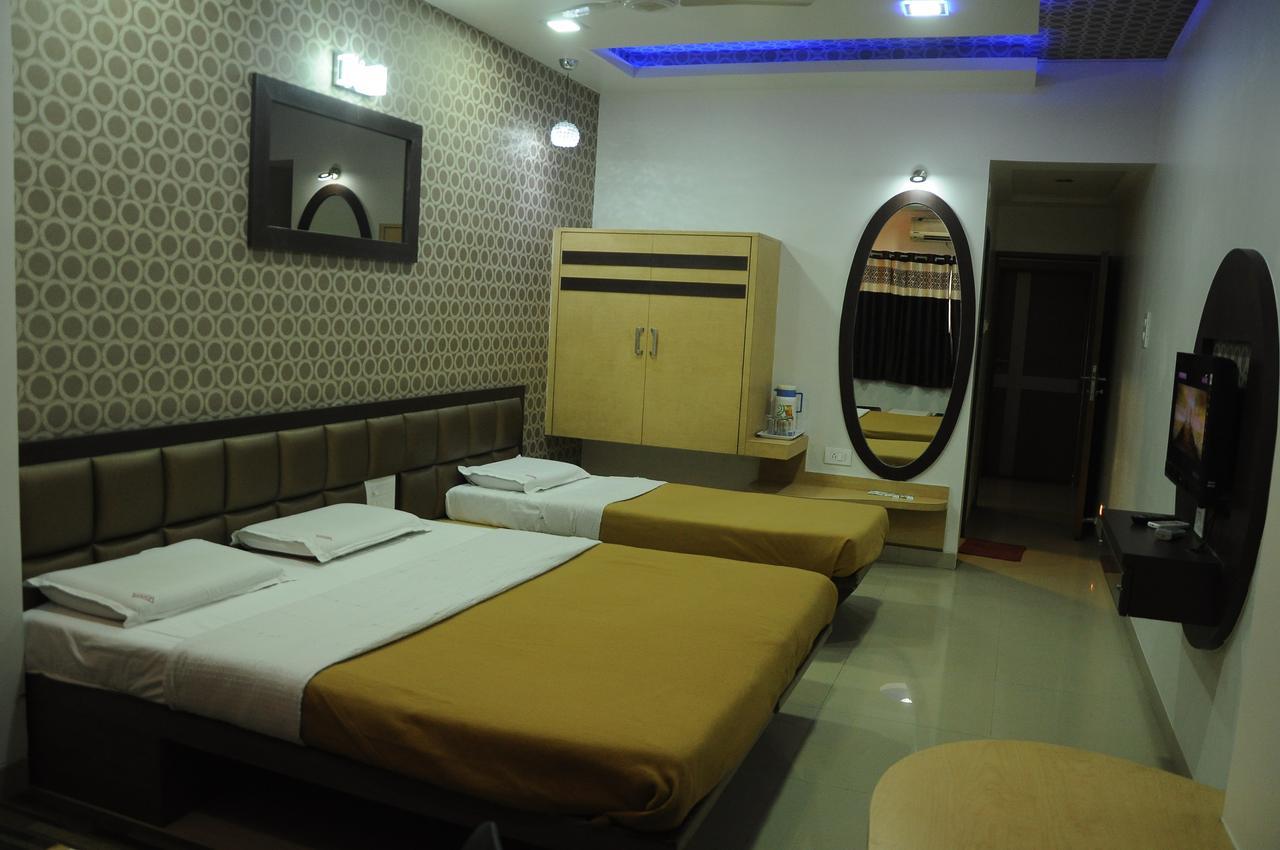 Hotel New Holiday Plaza Nashik Exterior photo