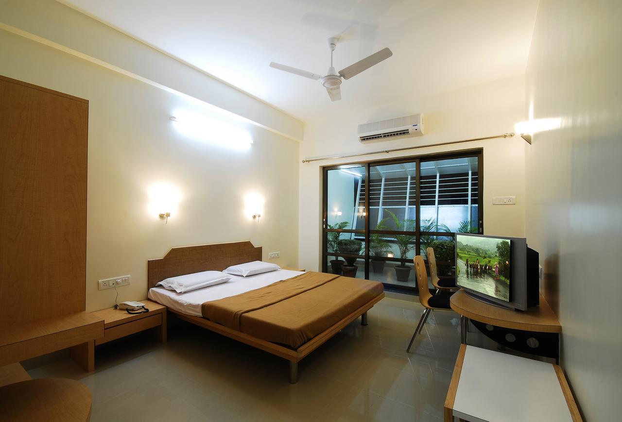 Hotel New Holiday Plaza Nashik Exterior photo