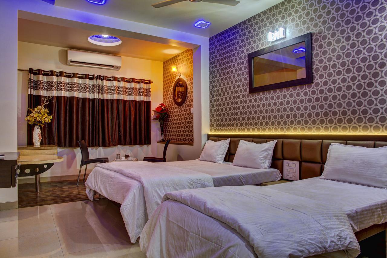 Hotel New Holiday Plaza Nashik Exterior photo