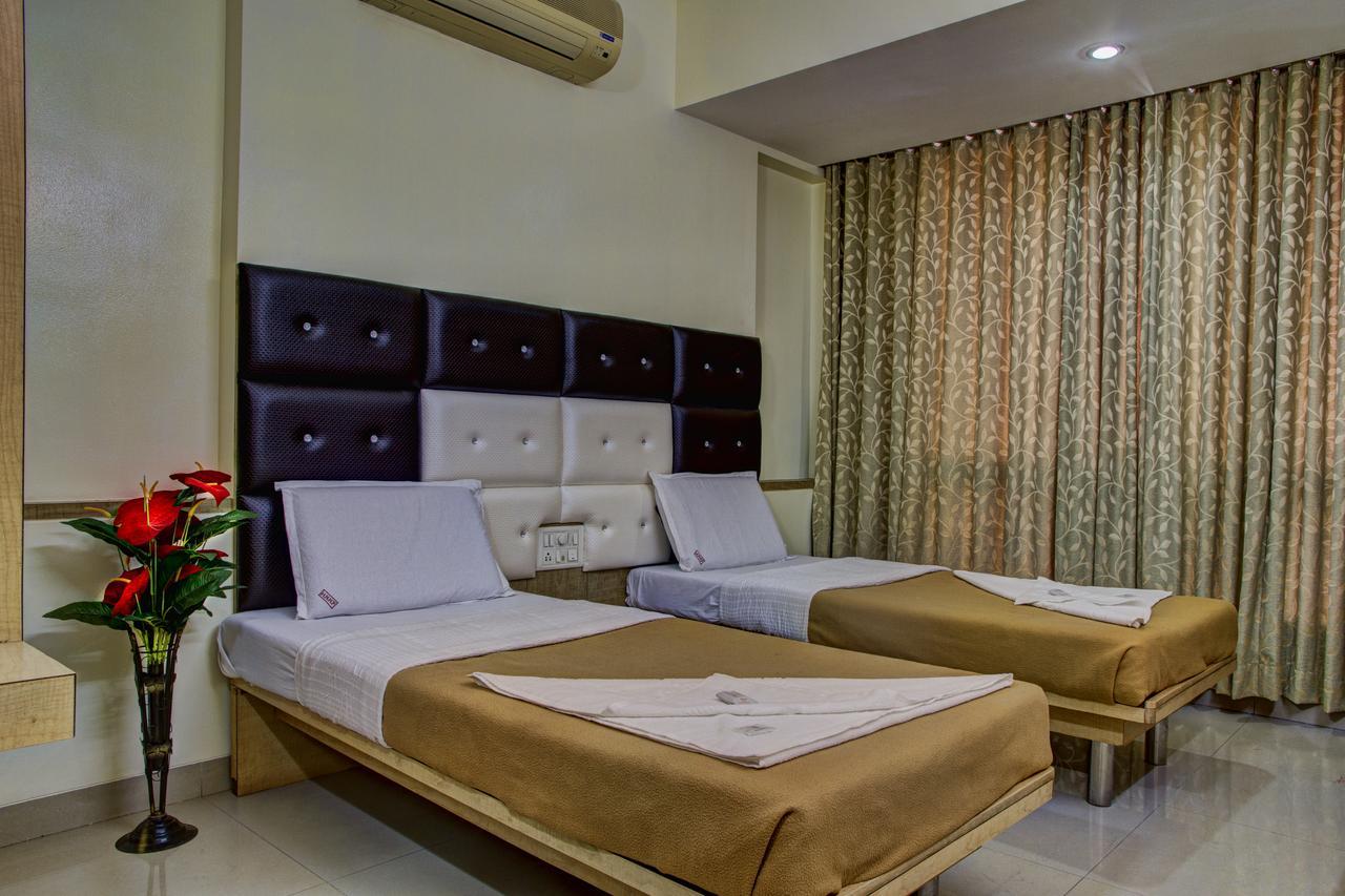 Hotel New Holiday Plaza Nashik Exterior photo