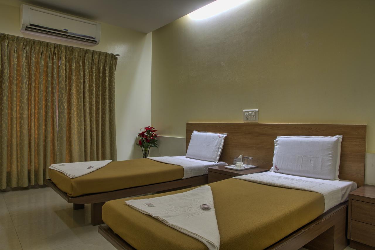 Hotel New Holiday Plaza Nashik Exterior photo